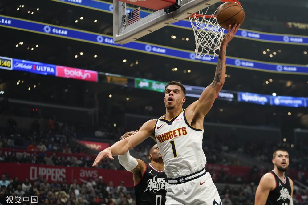 通过他的举 通过他的举